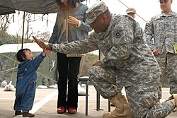 避難所を訪れた在日米軍将校