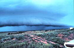 ガストフロントに伴うアーチ雲
