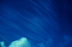 大気中で繊維状に広がる毛状巻雲