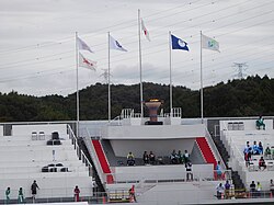 炬火と掲揚台（笠松運動公園陸上競技場）