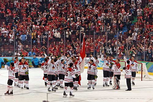 2010年の地元バンクーバーオリンピックで金メダルを獲得した代表チーム