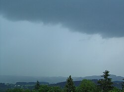 乱層雲と山影を霞ませる降水雲