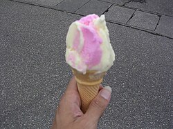 秋田県で見られる露天アイス販売のババヘラ。