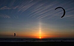 カリフォルニア州の太平洋沿岸で撮影された太陽柱