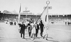 初参加の日本選手団。プラカードを持っているのは金栗四三、日本の国旗を持っているのは三島弥彦。ストックホルムオリンピックの開会式にて。