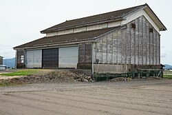 周囲の土地が地盤沈下して基礎が抜け上がった農業倉庫