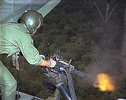 HH-3E機内から敵掃討を行うクルー