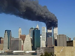 アメリカ同時多発テロ事件で炎上する世界貿易センタービル(WTC)