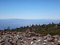 天狗岩から朝日連峰(左)、月山(右)、鳥海山(右奥)を望む