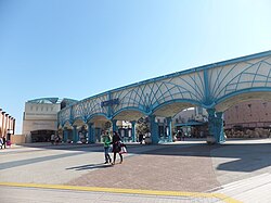 舞浜駅方面から見たイクスピアリとリゾートゲートウェイ・ステーション駅