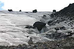 氷河に運ばれる岩石の様子