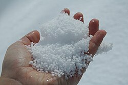 雪霰。白色不透明で割れやすい。