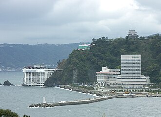 北の市街地から見た錦ヶ浦と熱海城