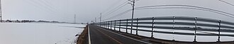 地吹雪の風を路面に当てることによって着雪を緩和する「吹き払い柵」( 新潟県 )