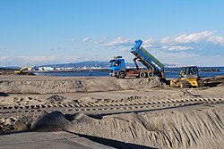 砂浜が浸食により減少したため砂を入れている（阿字ヶ浦海岸・ひたちなか市）