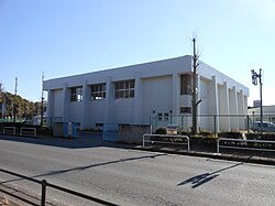 校門と体育館