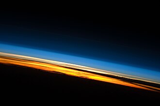 国際宇宙ステーションから見た日没時の地球の大気