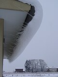 融雪により横へ伸びた氷柱