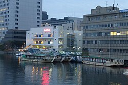 係留中の屋形船