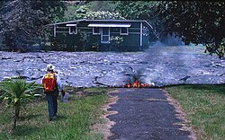 溶岩流に襲われる住宅地 (キラウエア)