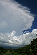 かなとこ雲の手前に生じた低いアーチ雲