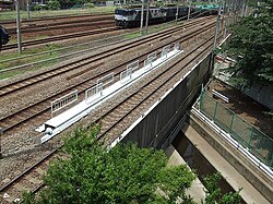 品鶴線 ・ 武蔵野南線 の下をくぐる 二ヶ領用水 川崎堀(川崎市)