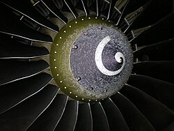 着氷性の霧の中を飛行して氷が付着したジェットエンジン CFM-56 の前部