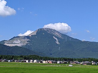 伊吹山:滋賀県の最高峰と豊かな自然・歴史を持つ霊峰