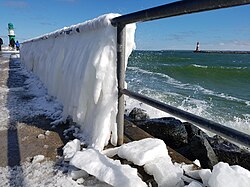 海岸の手すりに付いたしぶき氷(ドイツ)