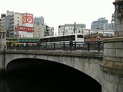 下流側左岸から見た万世橋と旧交通博物館
