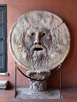 真実の口は、古代ローマの下水管マンホールの蓋であったと言われる。