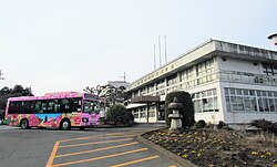 桜川市役所岩瀬庁舎に乗り入れる「ヤマザクラGO