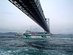 潮流が激しい鳴門海峡の様子