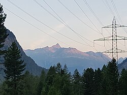 現代の送電用の高電圧の架線(スイス)