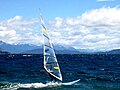 ナウエル・ウアピ湖のウィンドサーファー