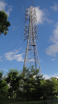 建設中の送電鉄塔