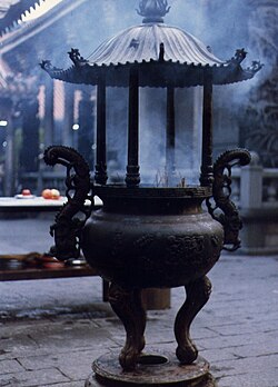 台湾・ 龍山寺 にて、本堂前に設けられた爐