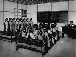学習院女学部中学科 第4年級南組の唱歌授業(1915年)
