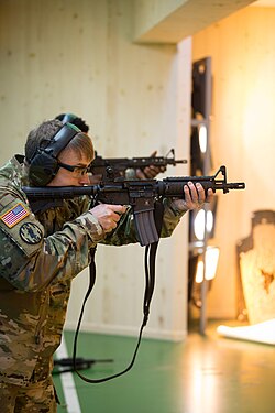 イヤーマフを着用している米軍の兵士