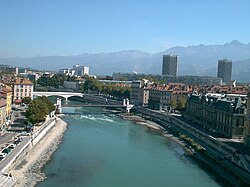 グルノーブル市街地を流れるイゼール川