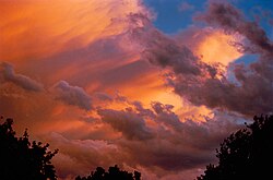 夕焼けに染まる高層雲とちぎれ雲