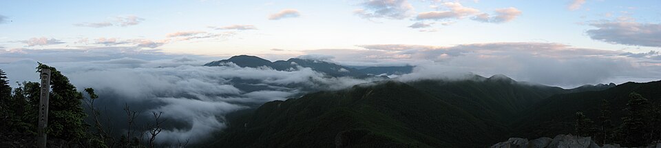甲武信ヶ岳山頂から南側～西側の眺望