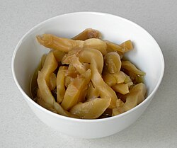 洗って刻み、碗に盛った搾菜