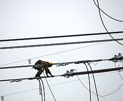 ケーブルの上に人が乗った工事