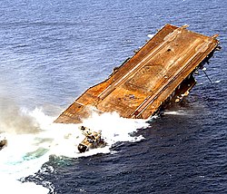 2006年に人工魚礁として沈められた空母オリスカニー