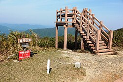 貝月山頂上の三角点と展望台