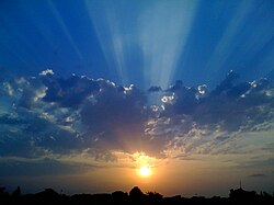 通常とは逆に、雲の切れ間から上空に向かって光が出る薄明光線