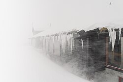 横殴りの強い吹雪
