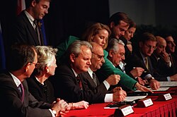 スロボダン・ミロシェヴィッチ （中央）、1990年から1997年までセルビア大統領、1997年から2000年までユーゴスラビア連邦大統領。