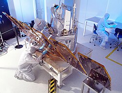 クリーンルームで組み立てられる人工衛星